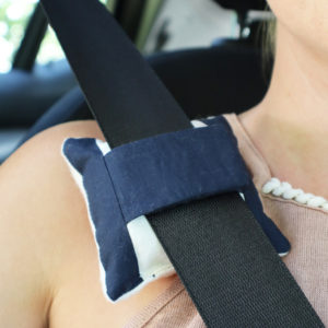 coussin qui permet d'adoucir les douleurs ou la gene de la chambre implantable. Il s'accroche sur la ceinture de sécurité. Il est de couleur bleu marine.